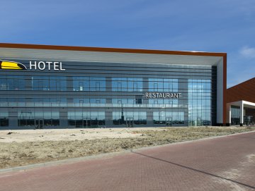 Gasten van van der Valk hotel springen op de fiets